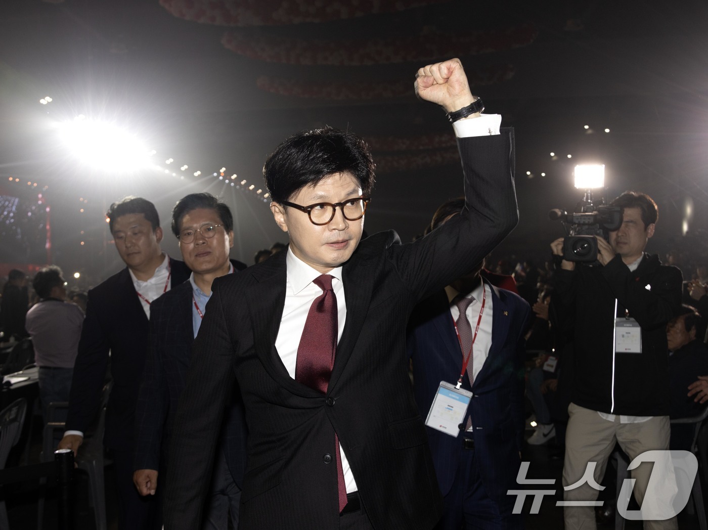 (고양=뉴스1) 김민지 기자 = 한동훈 국민의힘 대선 경선 후보가 3일 오후 경기 고양시 킨텍스에서 열린 제5차 전당대회에 입장하고 있다. (공동취재) 2025.5.3/뉴스1