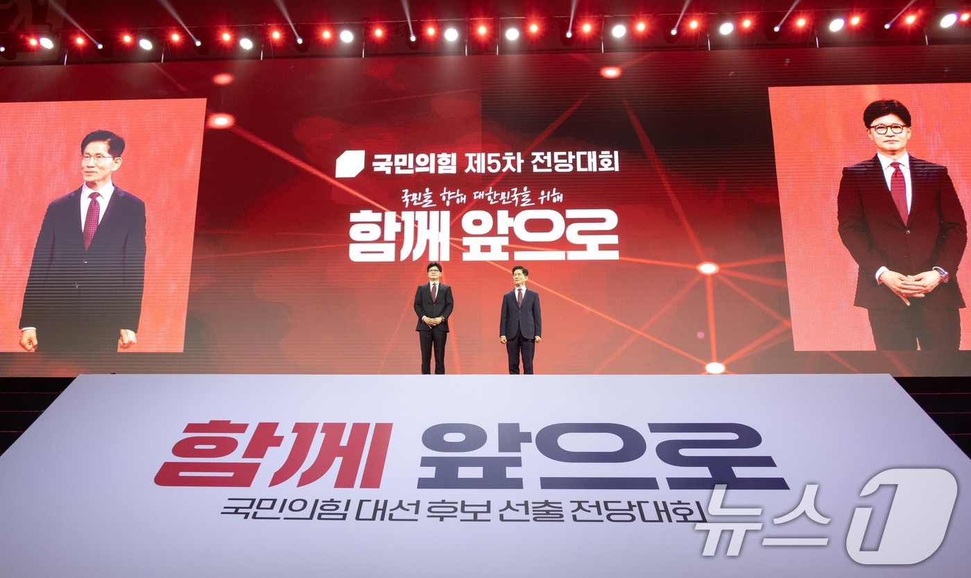 (고양=뉴스1) 김민지 기자 = 김문수(오른쪽), 한동훈 국민의힘 대선 경선 후보가 3일 오후 경기 고양시 킨텍스에서 열린 제5차 전당대회에 참석해 인사하고 있다. (공동취재) 2 …