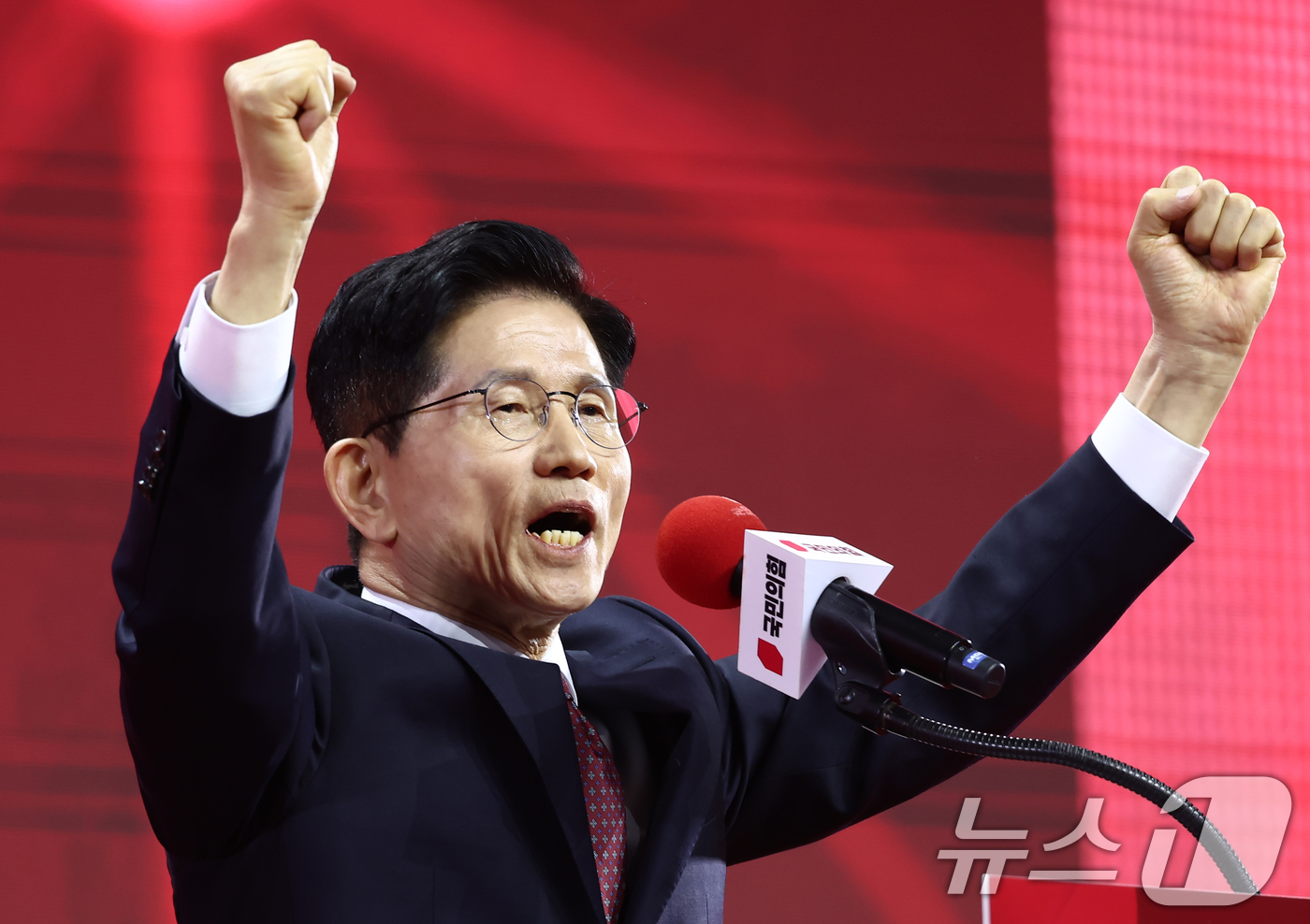 (고양=뉴스1) 김민지 기자 = 김문수 국민의힘 대통령 후보가 3일 경기 고양시 킨텍스에서 열린 5차 전당대회에서 최종 후보로 확정된 뒤 수락연설을 하고 있다. 2025.5.3/뉴 …