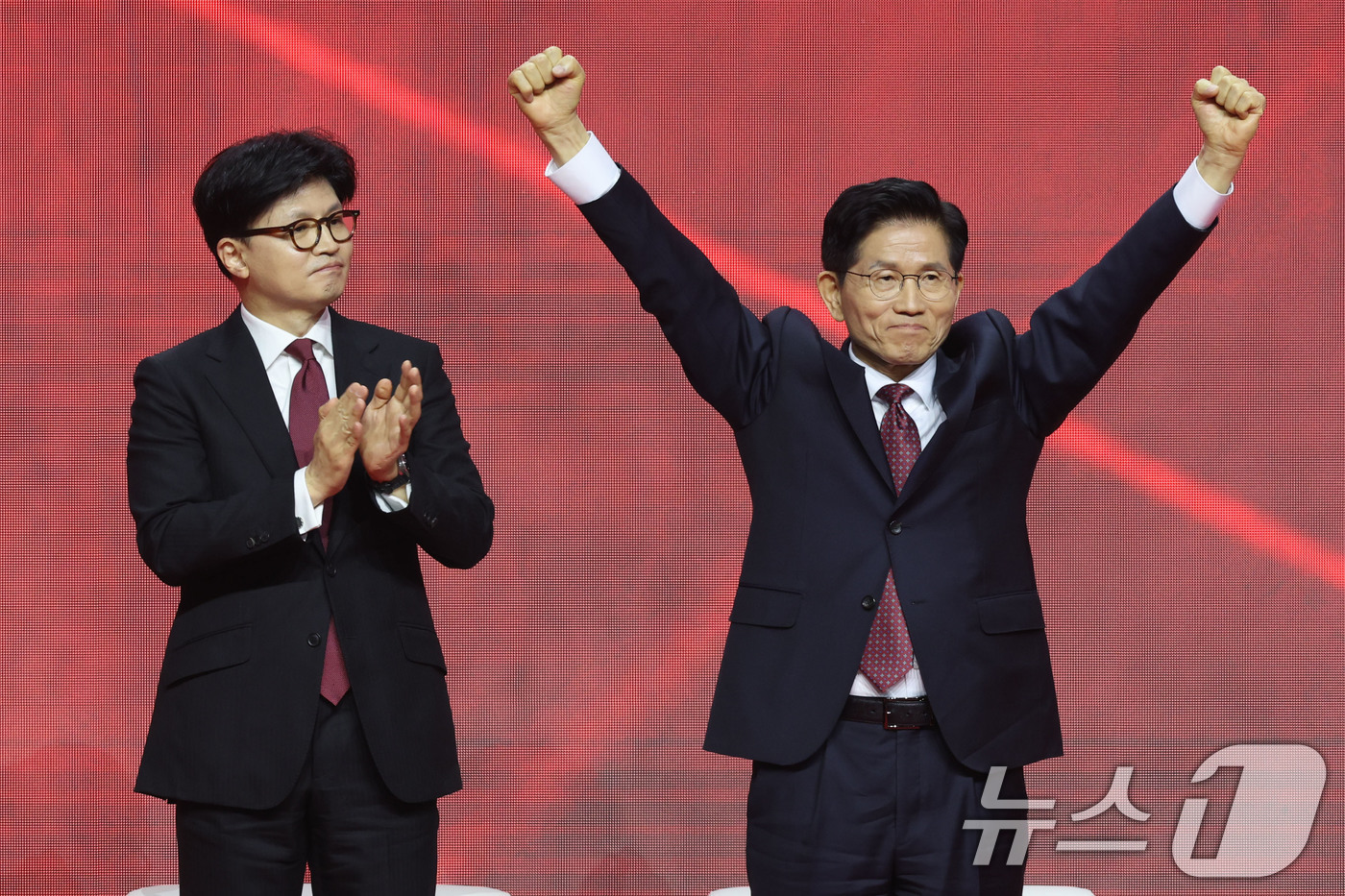 (고양=뉴스1) 이광호 기자 = 제21대 대통령선거 국민의힘 후보자로 선출된 김문수 후보가 3일 경기 고양시 킨텍스에서 열린 5차 전당대회에서 두 팔을 들어 인사하고 있다. 202 …