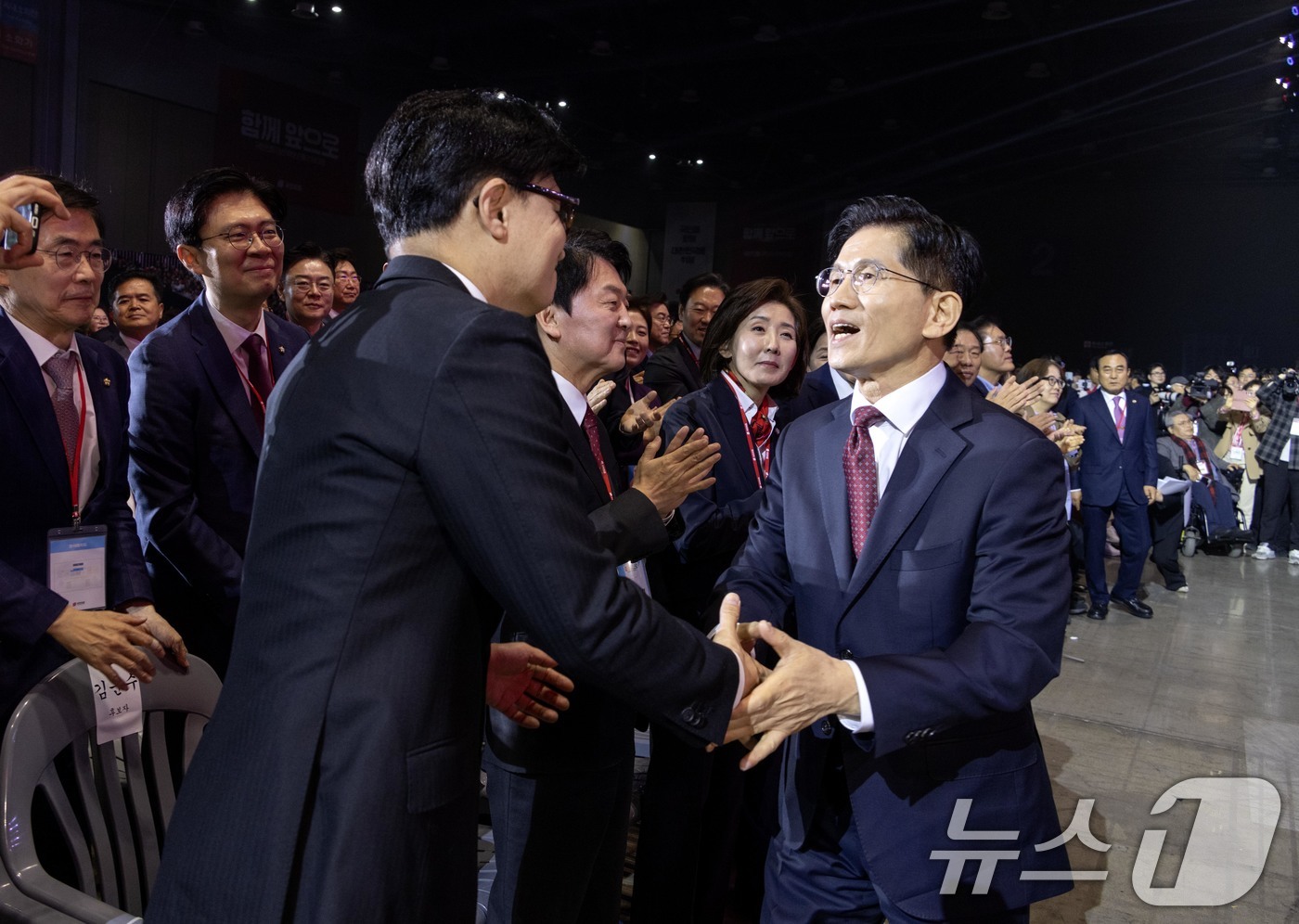 (고양=뉴스1) 김민지 기자 = 김문수(오른쪽), 한동훈 국민의힘 대선 경선 후보가 3일 오후 경기 고양시 킨텍스에서 열린 제5차 전당대회에 참석해 악수하고 있다. (공동취재) 2 …