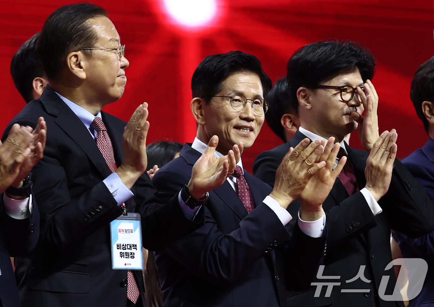 (고양=뉴스1) 김민지 기자 = 김문수 국민의힘 대통령 후보가 3일 경기 고양시 킨텍스에서 열린 5차 전당대회에서 최종 후보로 확정된 뒤 손뼉을 치고 있다. 오른쪽은 한동훈 후보. …