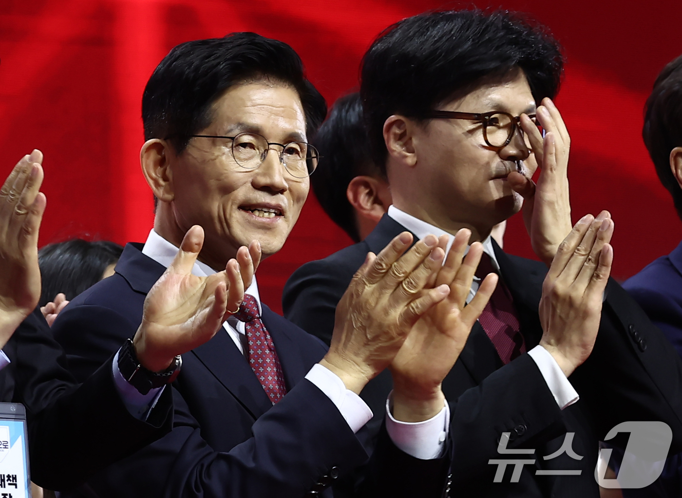 (고양=뉴스1) 김민지 기자 = 김문수 국민의힘 대통령 후보가 3일 경기 고양시 킨텍스에서 열린 5차 전당대회에서 최종 후보로 확정된 뒤 손뼉을 치고 있다. 오른쪽은 한동훈 후보. …