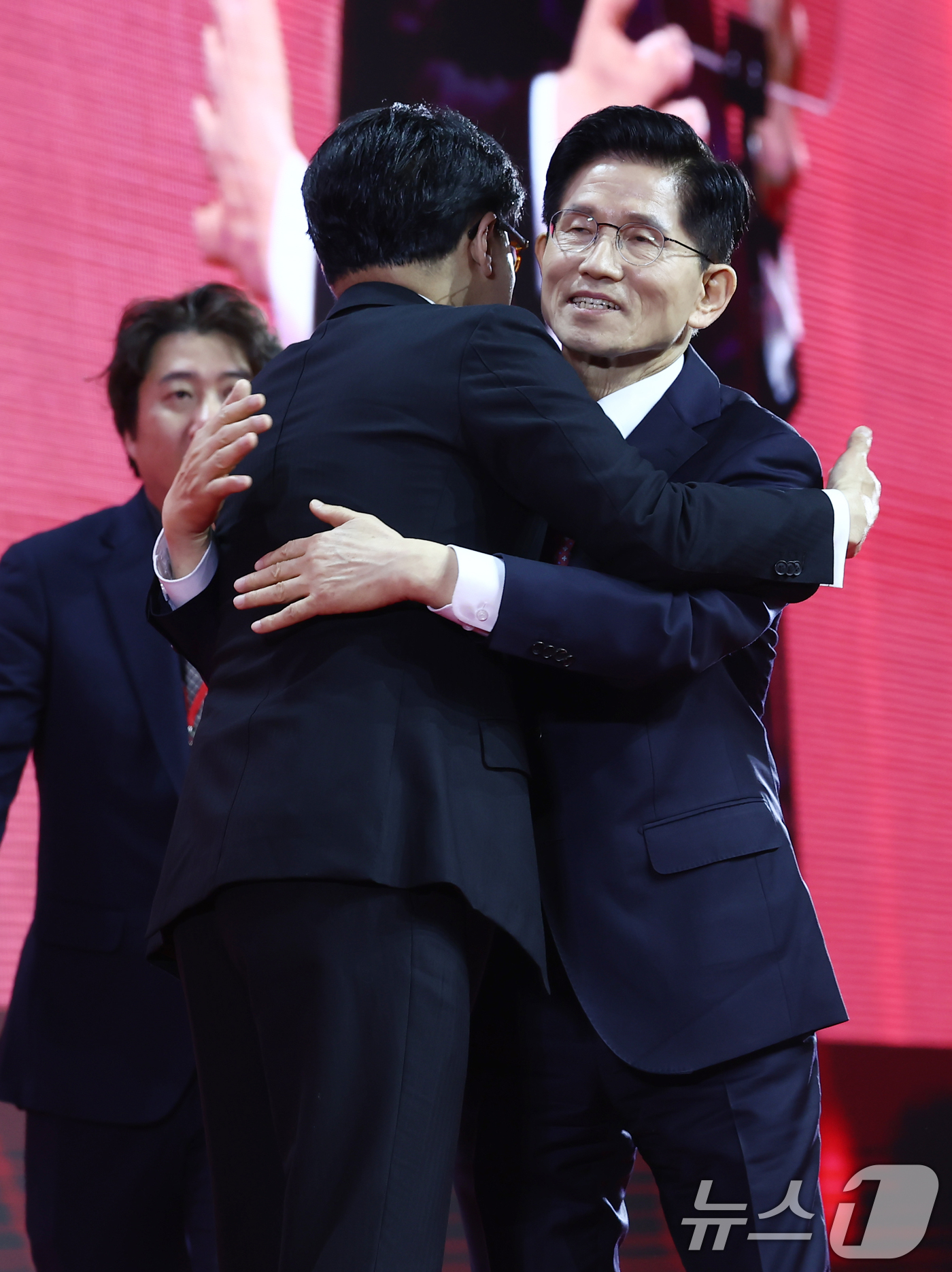 (고양=뉴스1) 김민지 기자 = 김문수 국민의힘 대통령 후보가 3일 경기 고양시 킨텍스에서 열린 5차 전당대회에서 최종 후보로 확정된 뒤 한동훈 후보와 포옹하고 있다. 2025.5 …