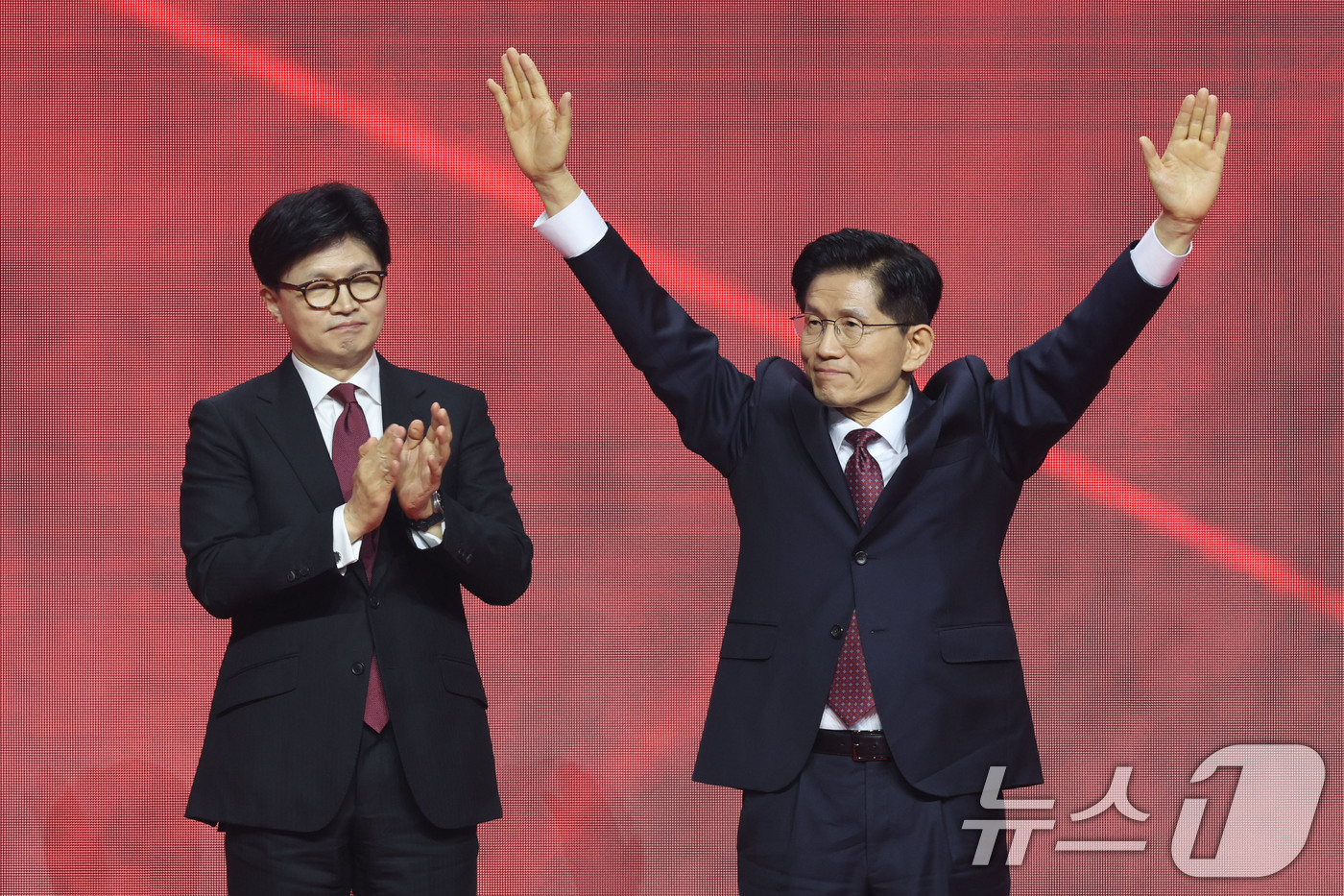 (고양=뉴스1) 이광호 기자 = 제21대 대통령선거 국민의힘 후보자로 선출된 김문수 후보가 3일 경기 고양시 킨텍스에서 열린 5차 전당대회에서 두 팔을 들어 인사하고 있다. 202 …