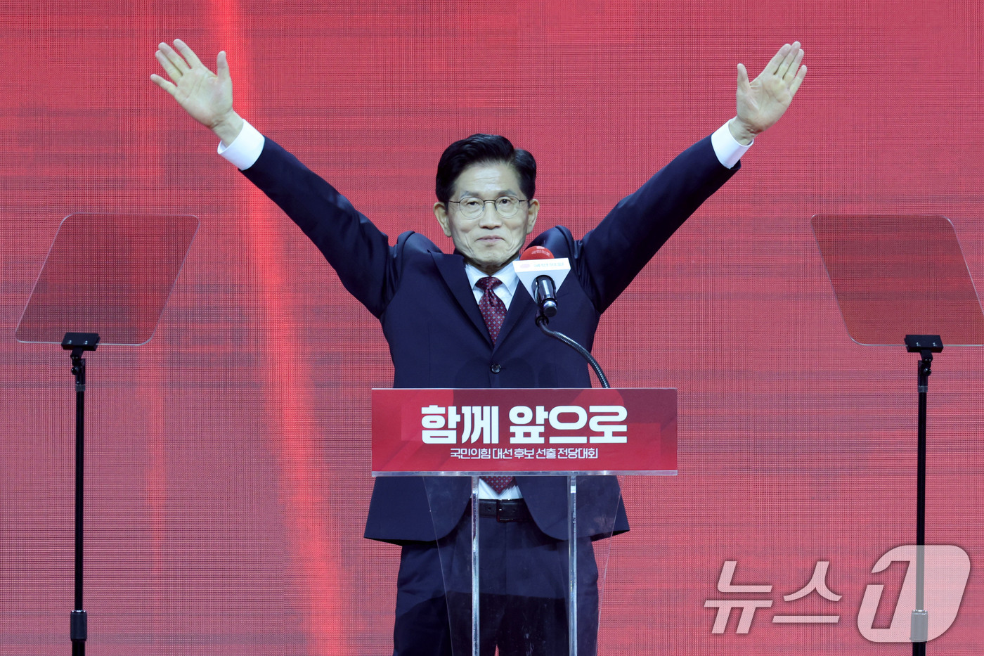 (고양=뉴스1) 이광호 기자 = 제21대 대통령선거 국민의힘 후보자로 선출된 김문수 후보가 3일 경기 고양시 킨텍스에서 열린 5차 전당대회에서 두 팔 들어 인사하고 있다. 2025 …