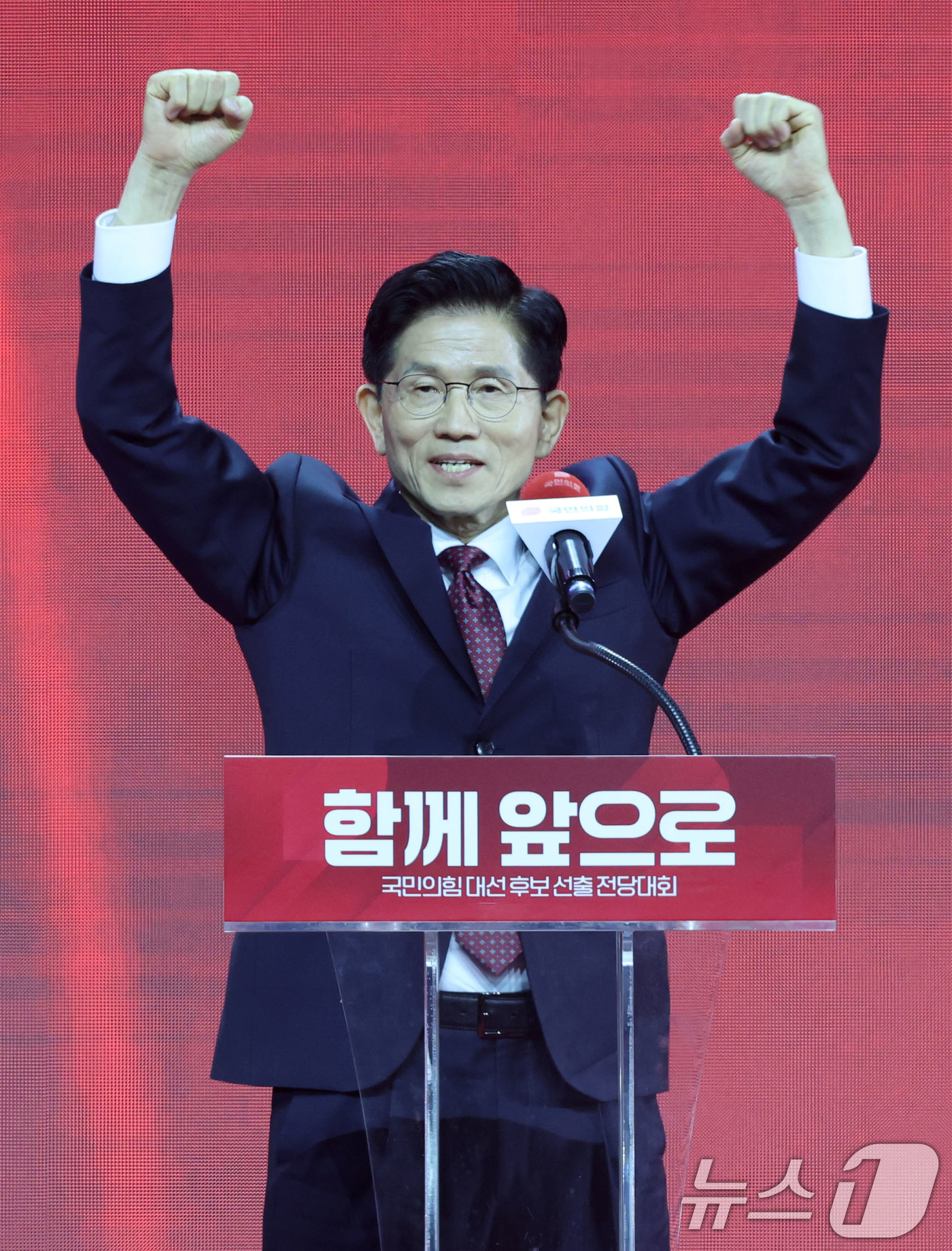 (고양=뉴스1) 이광호 기자 = 제21대 대통령선거 국민의힘 후보자로 선출된 김문수 후보가 3일 경기 고양시 킨텍스에서 열린 5차 전당대회에서 두팔 들어 인사하고 있다. 2025. …