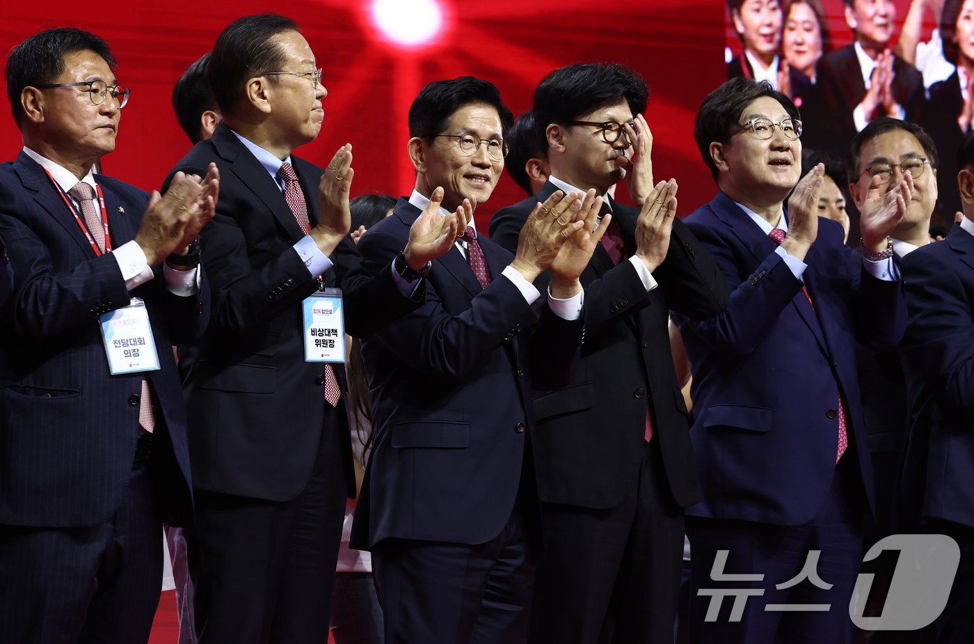 (고양=뉴스1) 김민지 기자 = 김문수 국민의힘 대통령 후보가 3일 경기 고양시 킨텍스에서 열린 5차 전당대회에서 최종 후보로 확정된 뒤 권영세 비대위원장, 권성동 원내대표 등 지 …