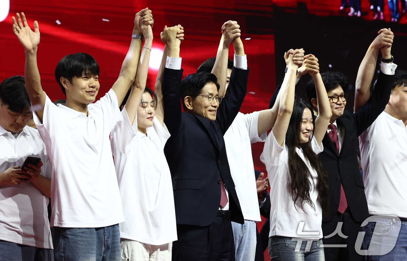 (고양=뉴스1) 김민지 기자 = 김문수 국민의힘 대통령 후보가 3일 경기 고양시 킨텍스에서 열린 5차 전당대회에서 최종 후보로 확정된 뒤 한동훈 후보와 함께 청년들과 손을 잡고 기 …