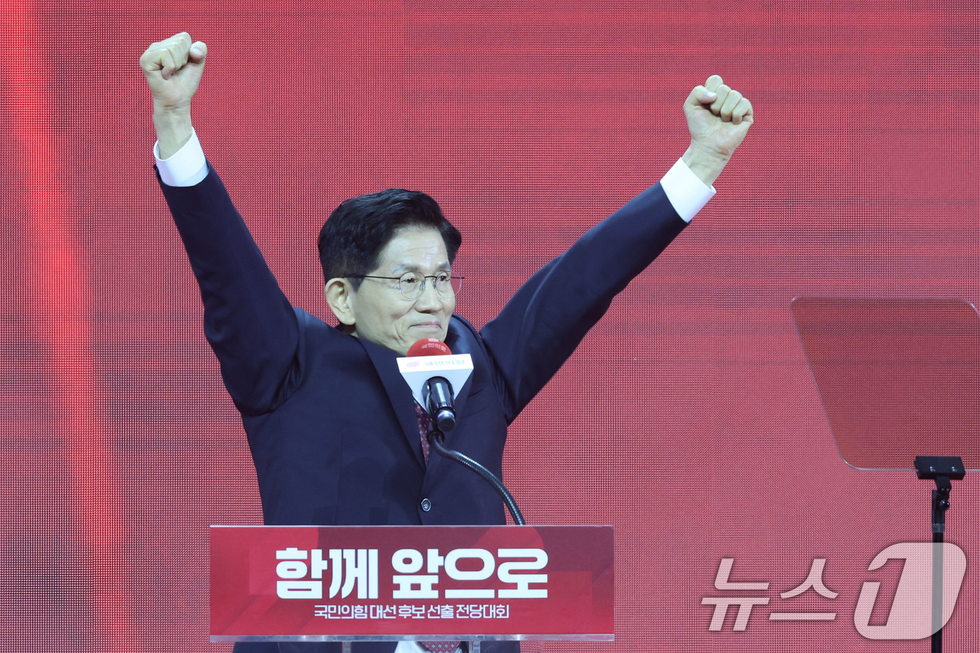 (고양=뉴스1) 이광호 기자 = 제21대 대통령선거 국민의힘 후보자로 선출된 김문수 후보가 3일 경기 고양시 킨텍스에서 열린 5차 전당대회에서 두팔 들어 인사하고 있다. 2025. …