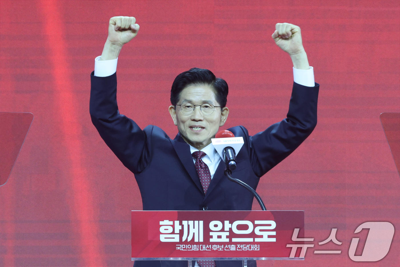 (고양=뉴스1) 이광호 기자 = 제21대 대통령선거 국민의힘 후보자로 선출된 김문수 후보가 3일 경기 고양시 킨텍스에서 열린 5차 전당대회에서 두팔 들어 인사하고 있다. 2025. …