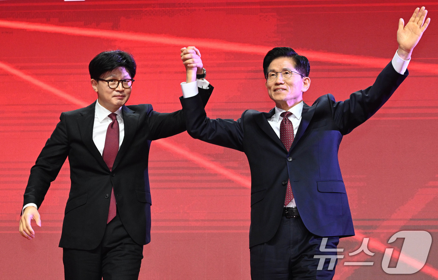 (고양=뉴스1) 김민지 기자 = 김문수 국민의힘 대통령 후보가 3일 경기 고양시 킨텍스에서 열린 5차 전당대회에서 최종 후보로 확정된 뒤 기뻐하고 있다. 왼쪽은 한동훈 대선 경선 …