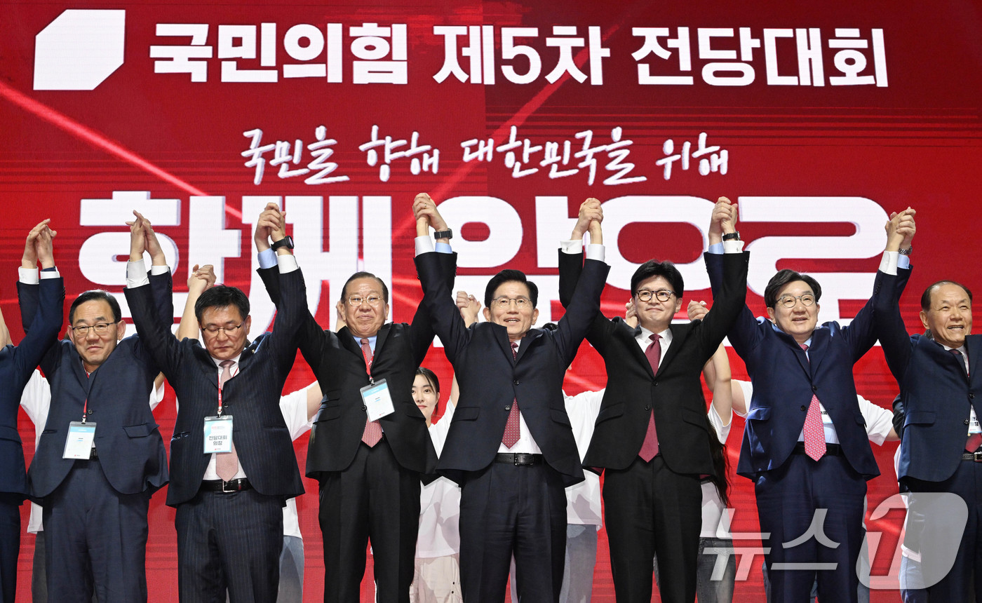 (고양=뉴스1) 김민지 기자 = 김문수 국민의힘 대통령 후보가 3일 경기 고양시 킨텍스에서 열린 5차 전당대회에서 최종 후보로 확정된 뒤 권영세 비대위원장, 권성동 원내대표 등 지 …