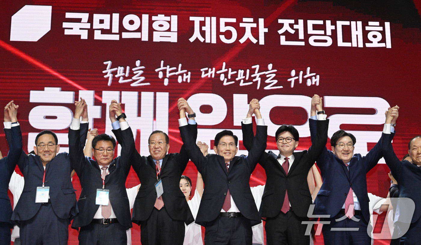 (고양=뉴스1) 김민지 기자 = 김문수 국민의힘 대통령 후보가 3일 경기 고양시 킨텍스에서 열린 5차 전당대회에서 최종 후보로 확정된 뒤 권영세 비대위원장, 권성동 원내대표 등 지 …