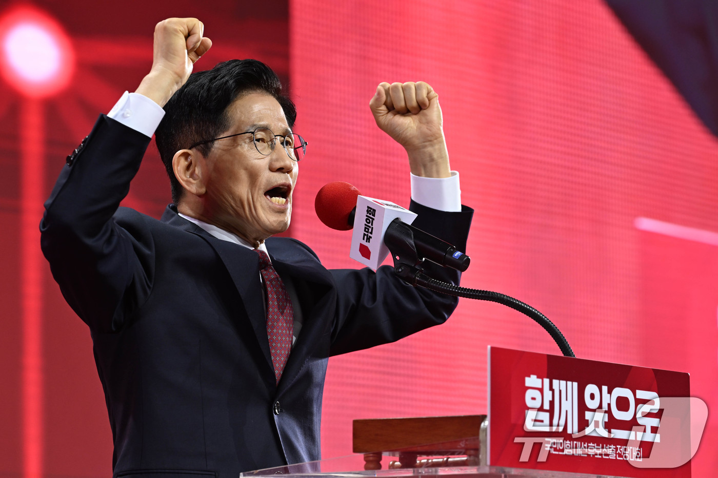 (고양=뉴스1) 김민지 기자 = 김문수 국민의힘 대통령 후보가 3일 경기 고양시 킨텍스에서 열린 5차 전당대회에서 최종 후보로 확정된 뒤 수락 연설을 하고 있다. (공동취재) 20 …