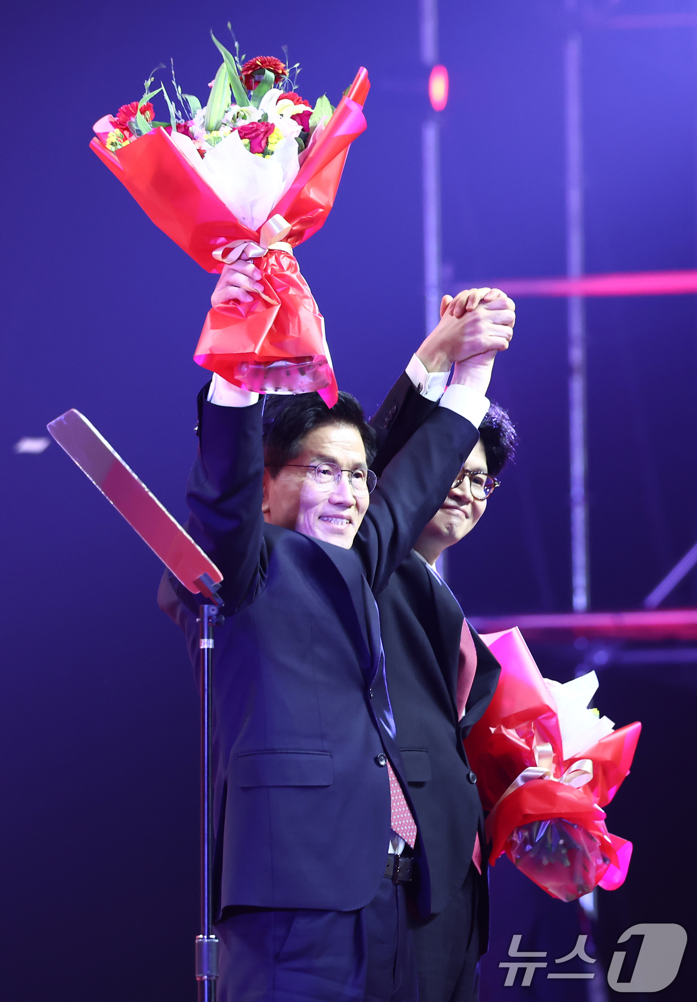 (고양=뉴스1) 김민지 기자 = 김문수 국민의힘 대통령 후보가 3일 경기 고양시 킨텍스에서 열린 5차 전당대회에서 최종 후보로 확정된 뒤 한동훈 후보와 함께 꽃다발을 들고 기념촬영 …