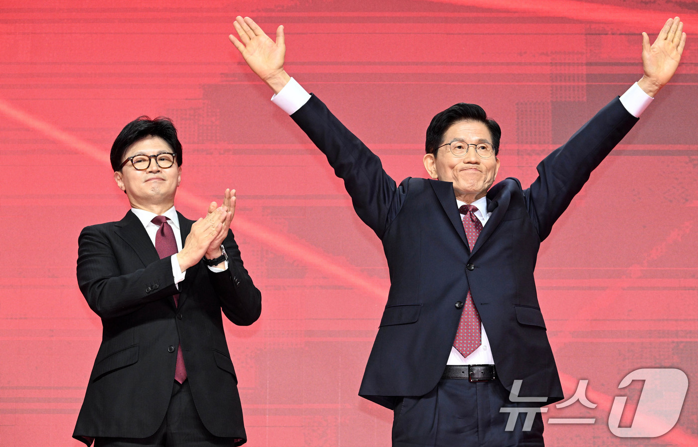 (고양=뉴스1) 김민지 기자 = 김문수 국민의힘 대통령 후보가 3일 경기 고양시 킨텍스에서 열린 5차 전당대회에서 최종 후보로 확정된 뒤 기뻐하고 있다. 왼쪽은 한동훈 대선 경선 …