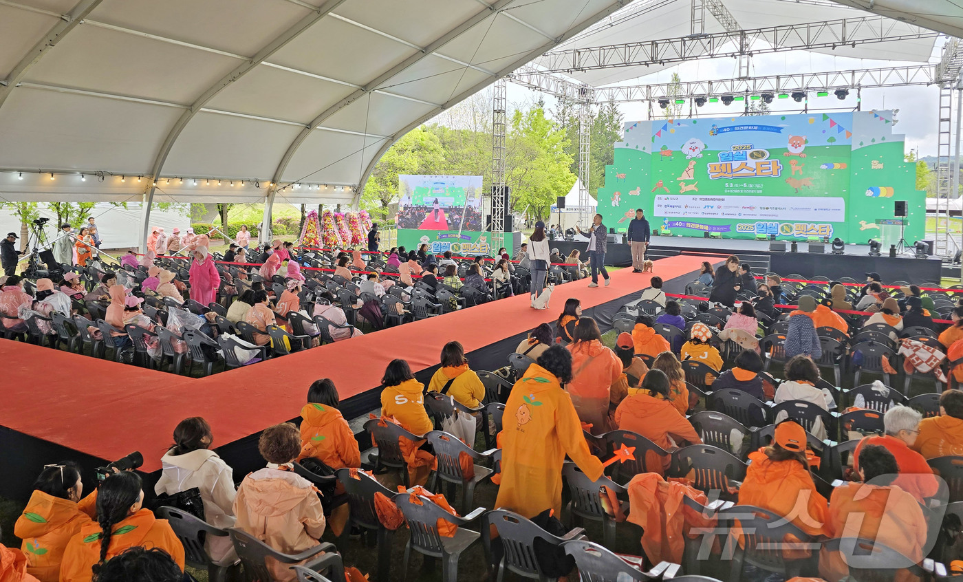 (임실=뉴스1) 유경석 기자 = 3일 전북자치도 임실군 오수면에서 열린 \'2025 임실N펫스타\'에서 관광객들이 반려견들과 즐거운 시간을 보내고 있다. 이번 행사는 3일부터 5일 …