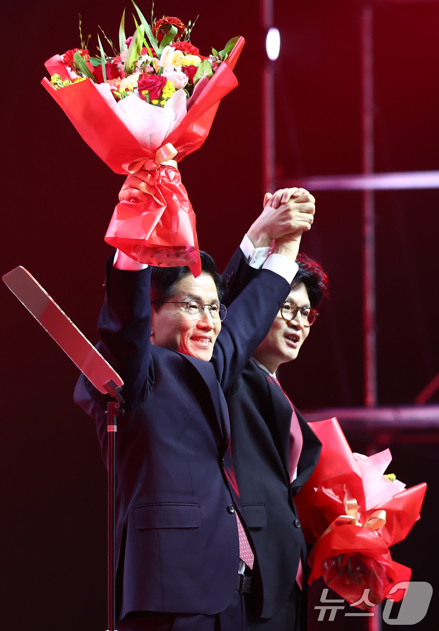 (고양=뉴스1) 김민지 기자 = 김문수 국민의힘 대통령 후보가 3일 경기 고양시 킨텍스에서 열린 5차 전당대회에서 최종 후보로 확정된 뒤 한동훈 후보와 함께 꽃다발을 들고 기념촬영 …