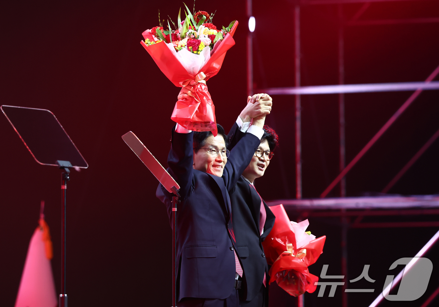 (고양=뉴스1) 김민지 기자 = 김문수 국민의힘 대통령 후보가 3일 경기 고양시 킨텍스에서 열린 5차 전당대회에서 최종 후보로 확정된 뒤 한동훈 후보와 함께 꽃다발을 들고 기념촬영 …
