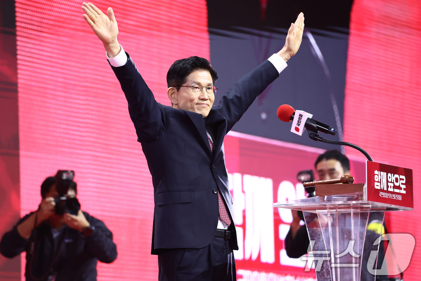 (고양=뉴스1) 김민지 기자 = 김문수 국민의힘 대통령 후보가 3일 경기 고양시 킨텍스에서 열린 5차 전당대회에서 최종 후보로 확정된 뒤 손을 들어보이고 있다. 2025.5.3/뉴 …