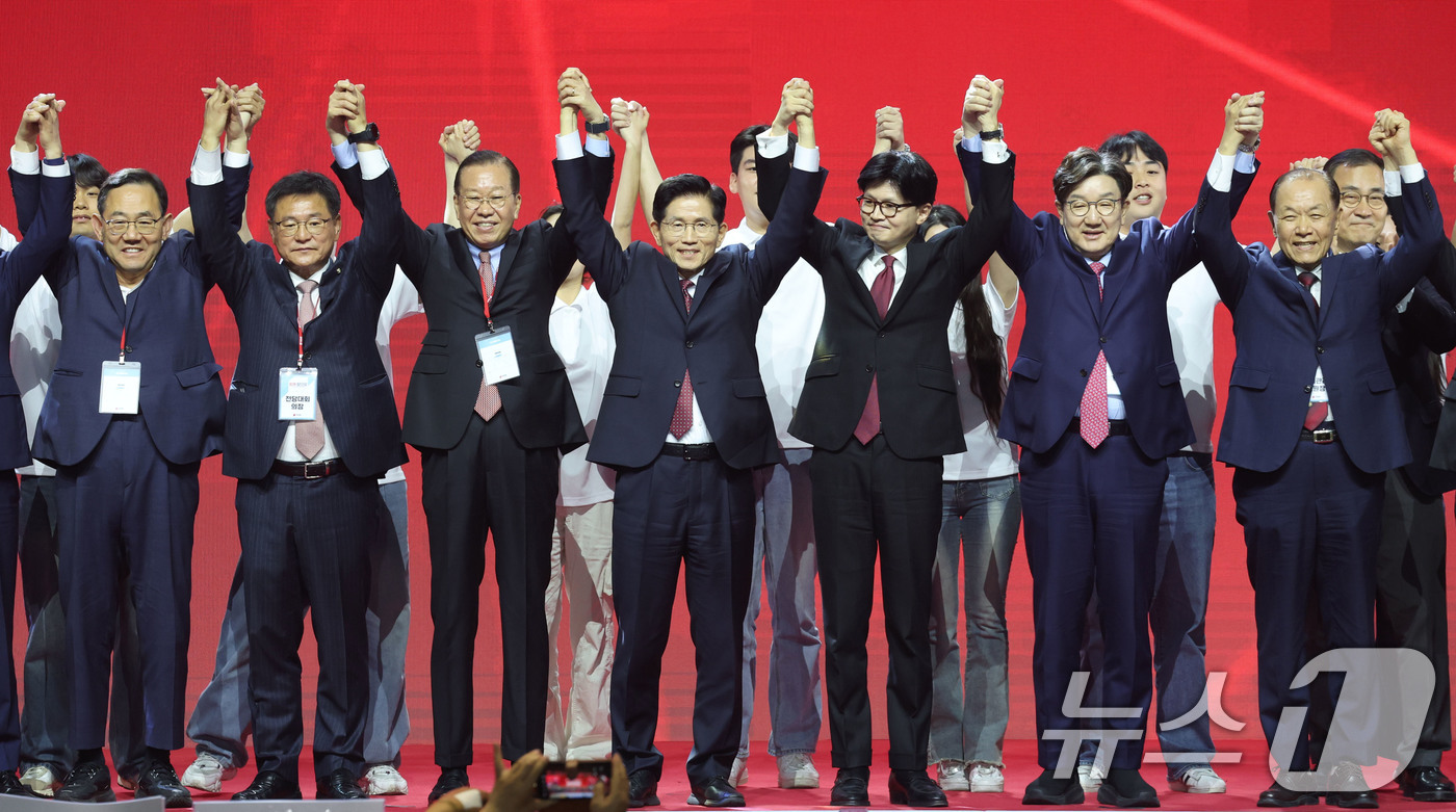 (고양=뉴스1) 이광호 기자 = 제21대 대통령선거 국민의힘 후보자로 선출된 김문수 후보가 3일 경기 고양시 킨텍스에서 열린 5차 전당대회에서 수락연설을 마친뒤 당지도부 및 주요 …