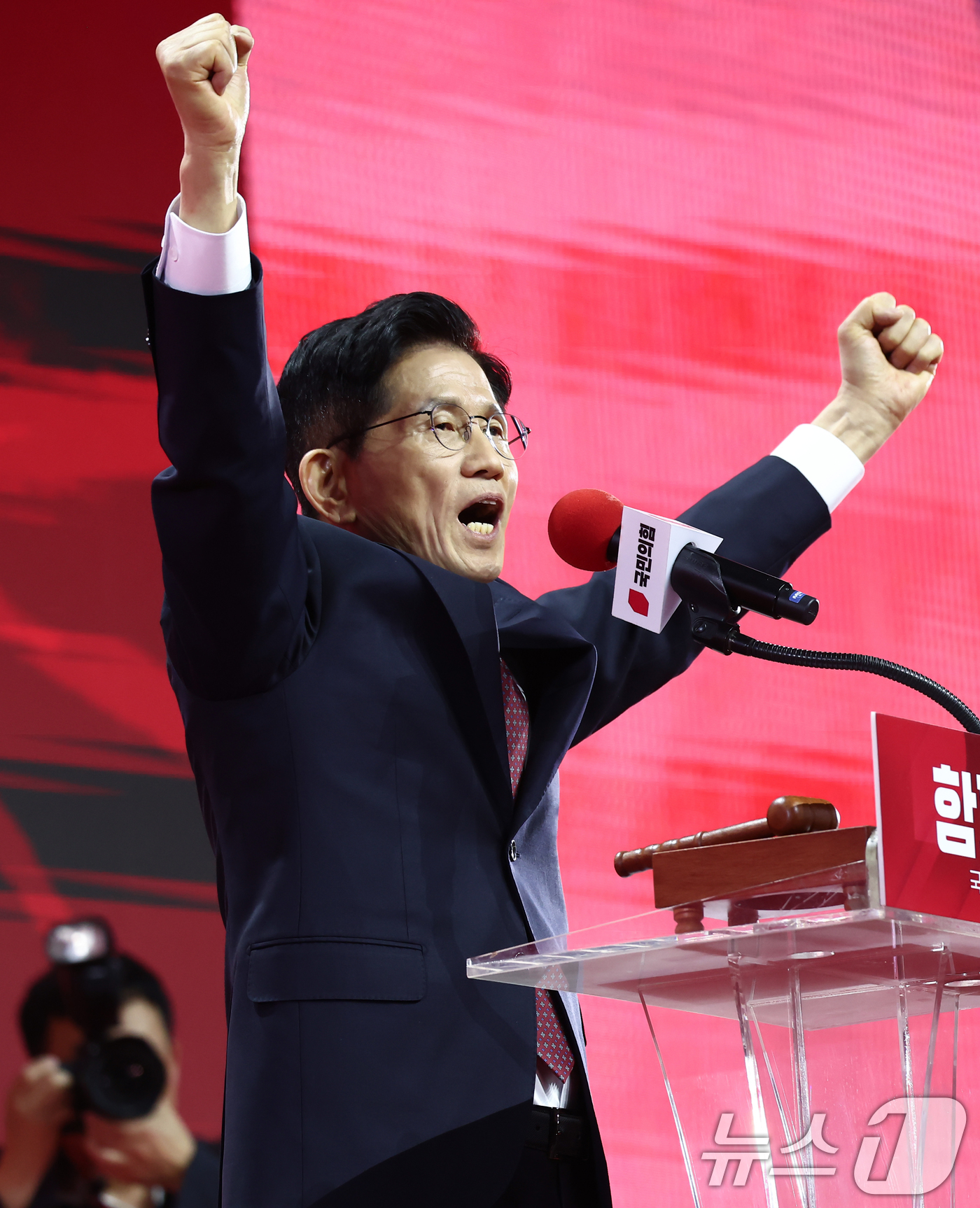 (고양=뉴스1) 김민지 기자 = 김문수 국민의힘 대통령 후보가 3일 경기 고양시 킨텍스에서 열린 5차 전당대회에서 최종 후보로 확정된 뒤 손을 들어보이고 있다. 2025.5.3/뉴 …