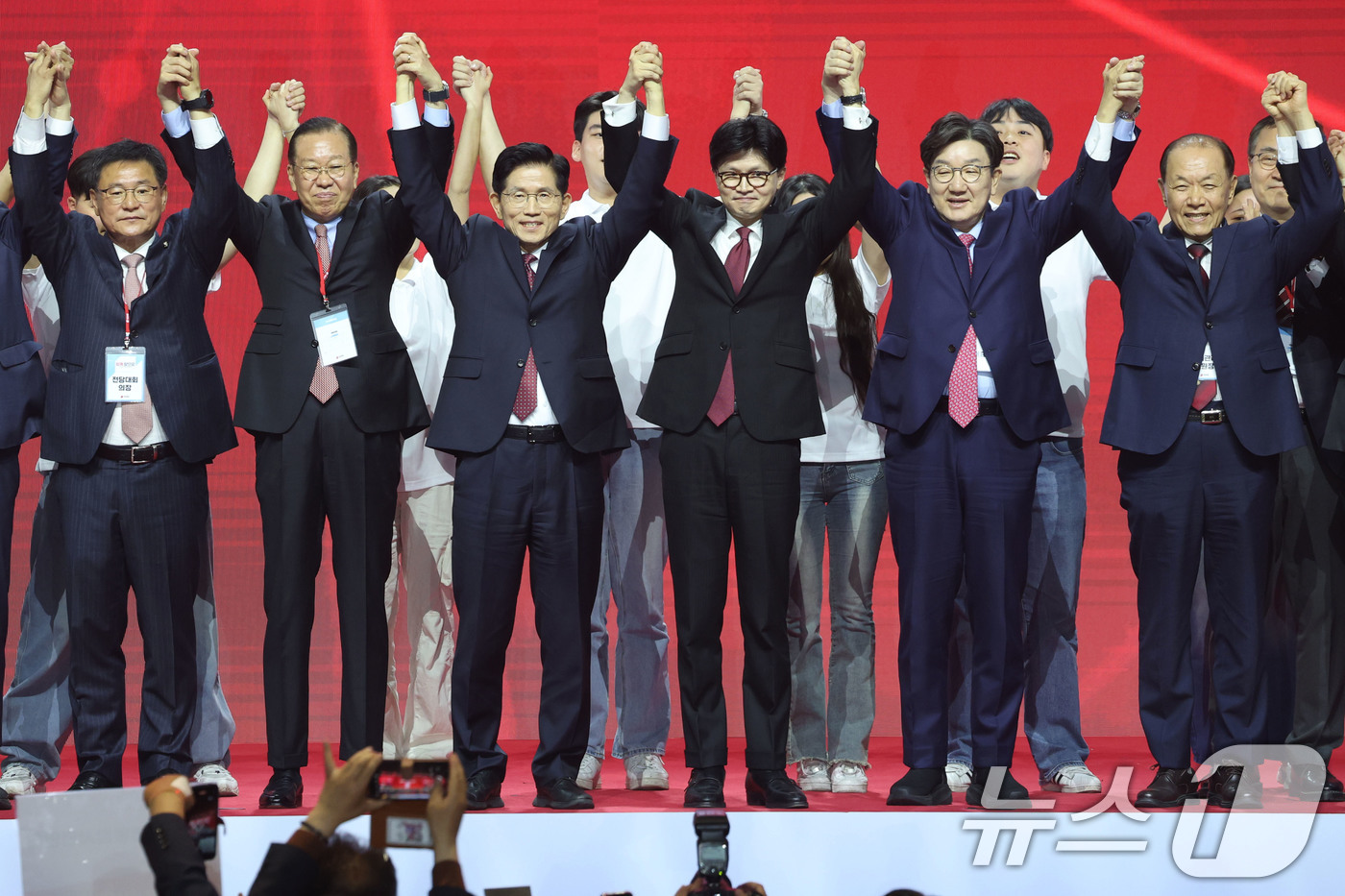 (고양=뉴스1) 이광호 기자 = 제21대 대통령선거 국민의힘 후보자로 선출된 김문수 후보가 3일 경기 고양시 킨텍스에서 열린 5차 전당대회에서 수락연설을 마친뒤 당지도부 및 주요 …