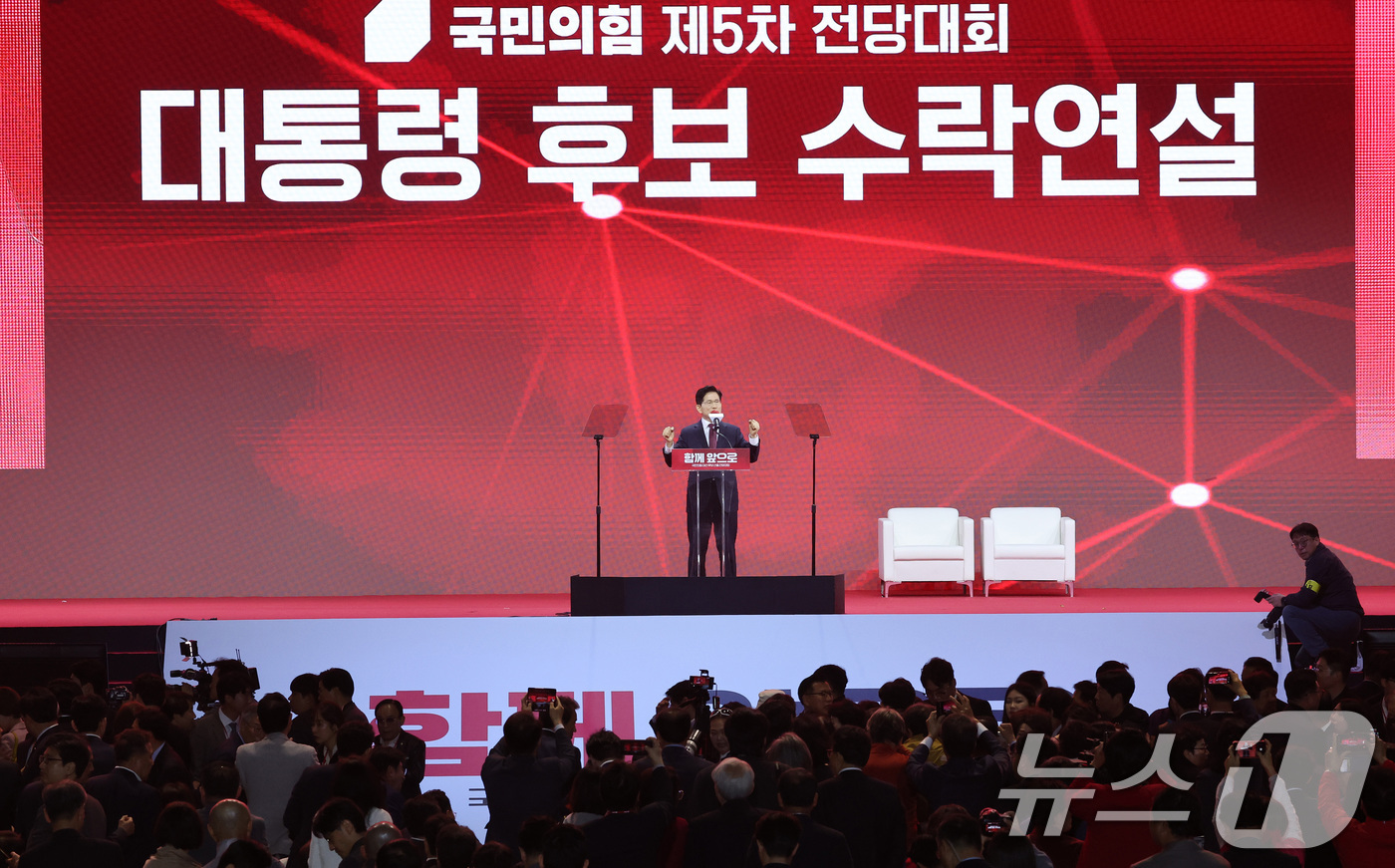 (고양=뉴스1) 이광호 기자 = 김문수 국민의힘 대통령 후보가 3일 경기 고양시 킨텍스에서 열린 5차 전당대회에서 최종 후보로 확정된 뒤 수락 연설을 하고 있다. (공동취재) 20 …