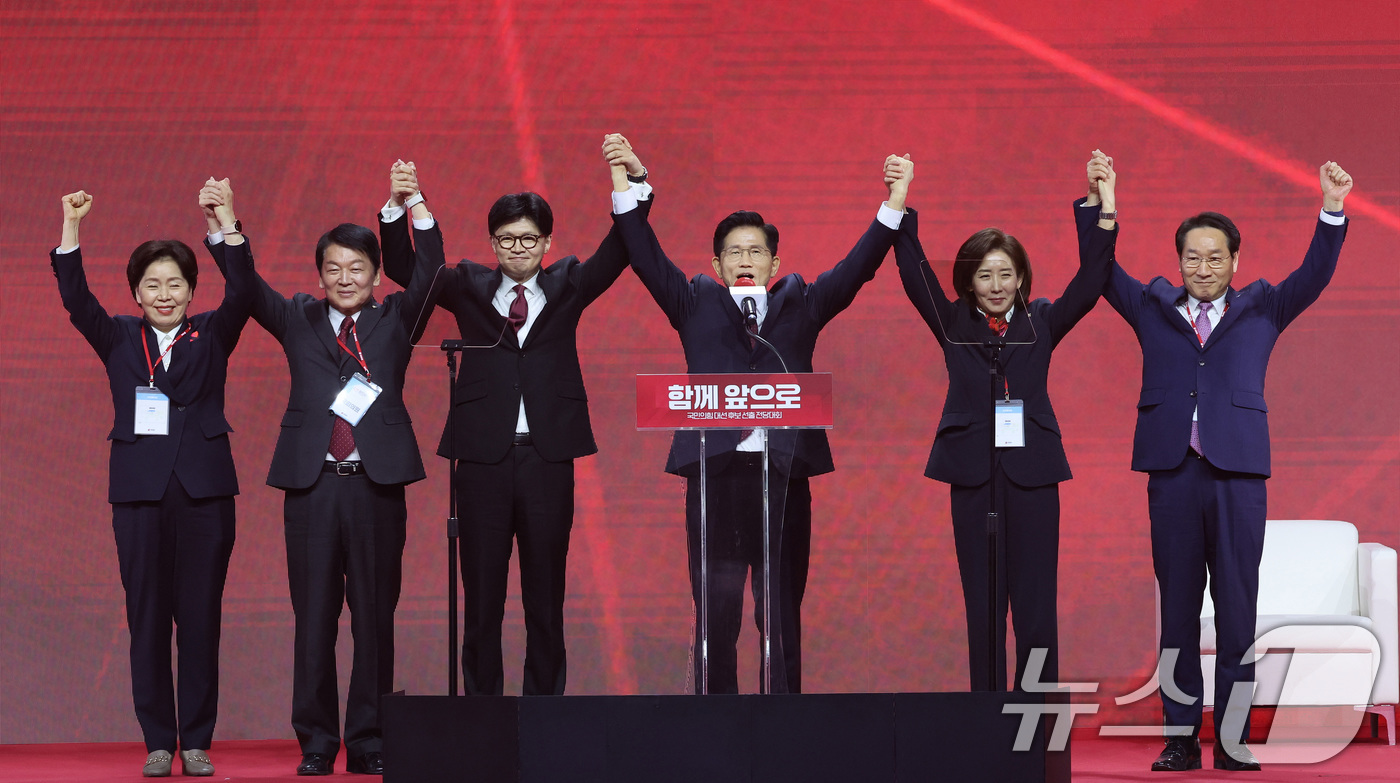 (고양=뉴스1) 이광호 기자 = 김문수 국민의힘 대통령 후보가 3일 오후 경기 고양시 킨텍스에서 열린 5차 전당대회에서 최종 후보로 확정된 뒤 기념 촬영하고 있다. 왼쪽부터 양향자 …