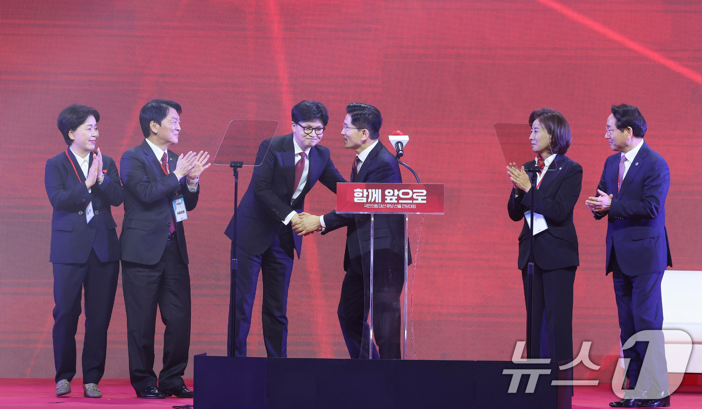 (고양=뉴스1) 이광호 기자 = 김문수 국민의힘 대통령 후보가 3일 오후 경기 고양시 킨텍스에서 열린 5차 전당대회에서 최종 후보로 확정된 뒤 한동훈 대선 경선 후보와 악수하고 있 …
