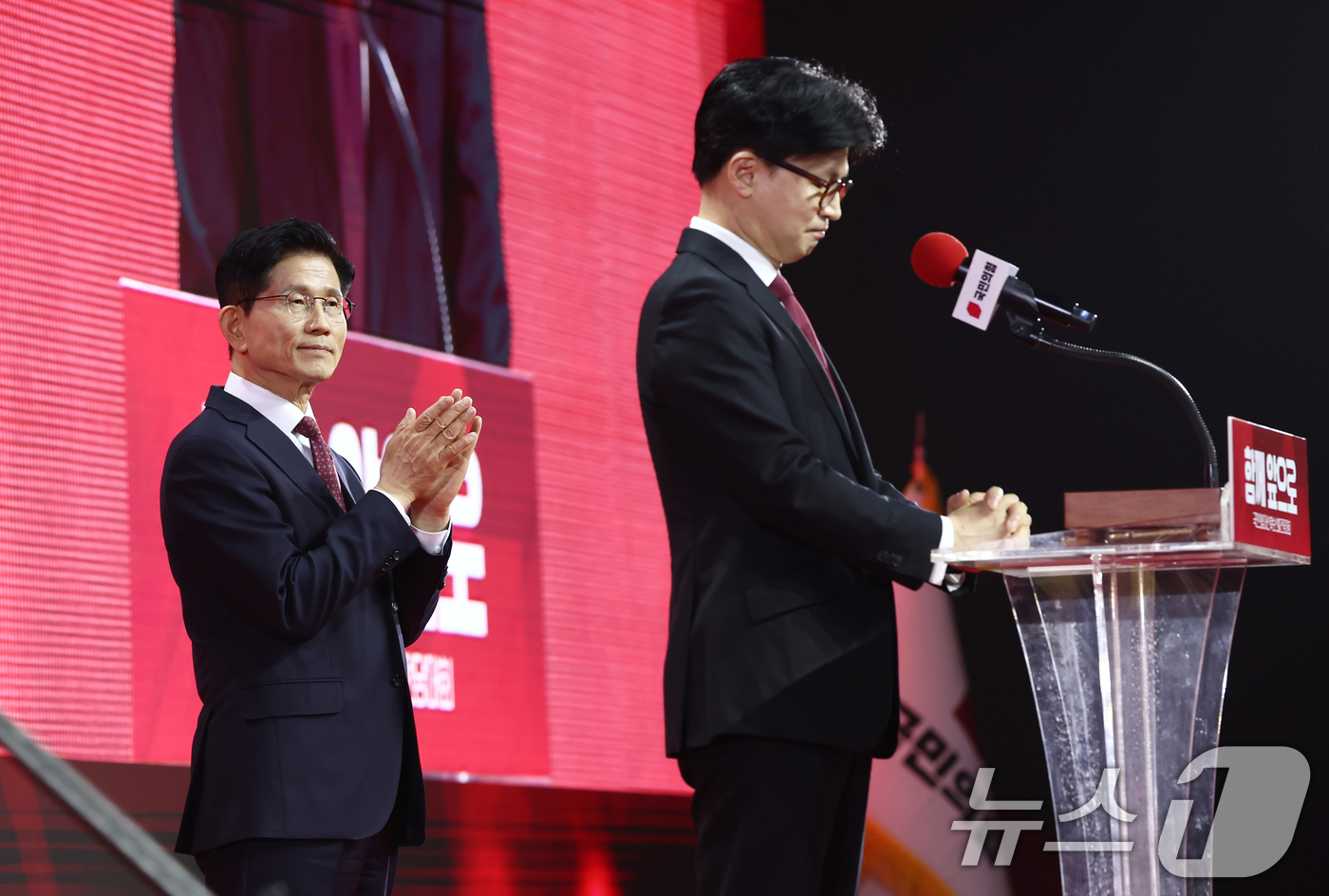 (고양=뉴스1) 김민지 기자 = 김문수 국민의힘 대통령 후보가 3일 경기 고양시 킨텍스에서 열린 5차 전당대회에서 한동훈 후보의 승복 연설을 듣고 있다. 2025.5.3/뉴스1