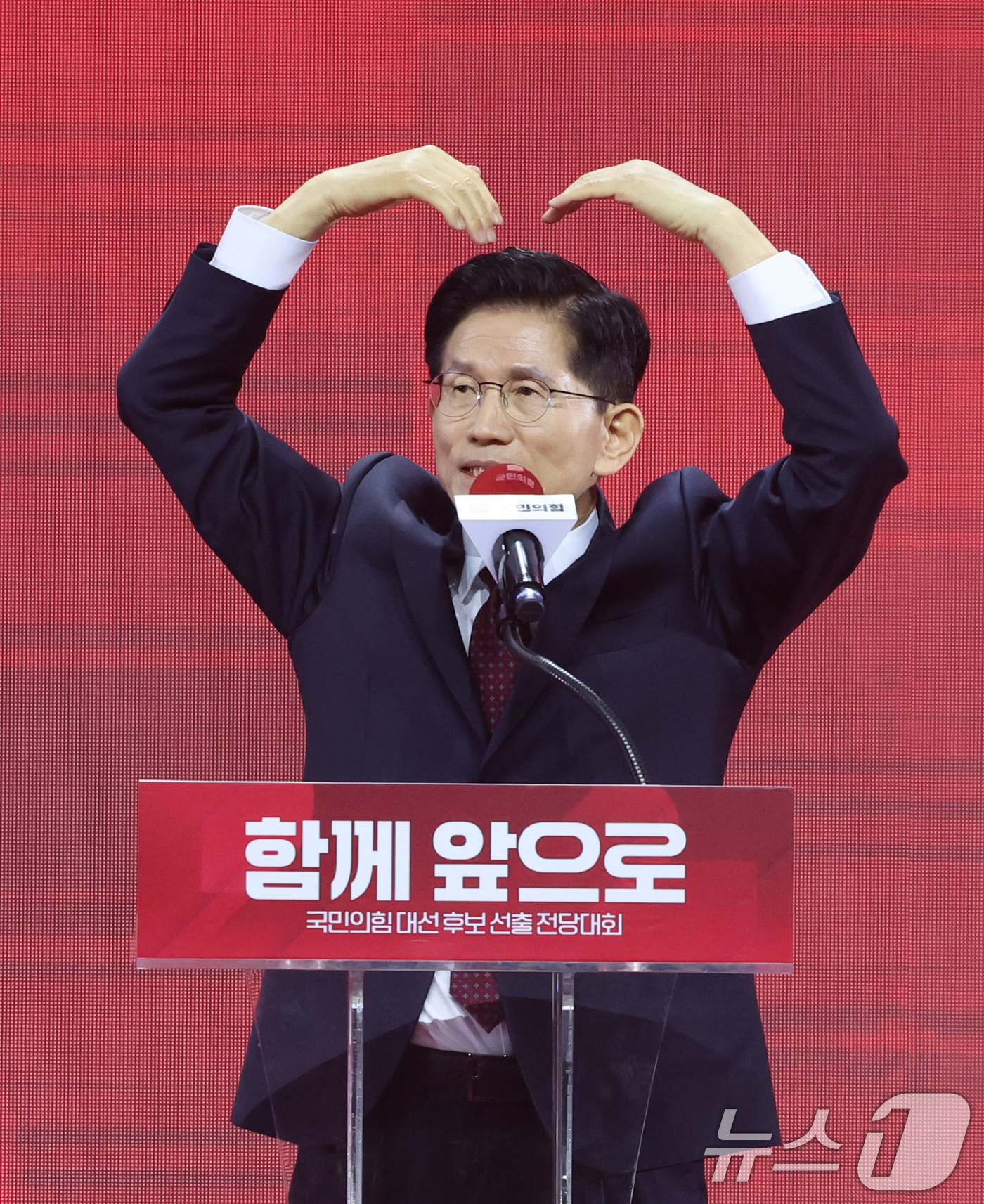 (고양=뉴스1) 이광호 기자 = 김문수 국민의힘 대통령 후보가 3일 경기 고양시 킨텍스에서 열린 5차 전당대회에서 최종 후보로 확정된 뒤 수락연설을 하고 있다. (공동취재) 202 …