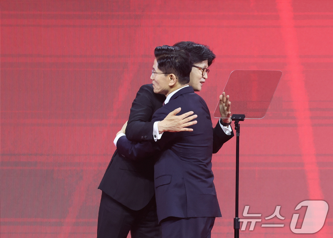 (고양=뉴스1) 이광호 기자 = 김문수 국민의힘 대통령 후보가 3일 오후 경기 고양시 킨텍스에서 열린 5차 전당대회에서 후보 수락 연설을 마친 뒤 한동훈 대선 경선 후보와 포옹하고 …