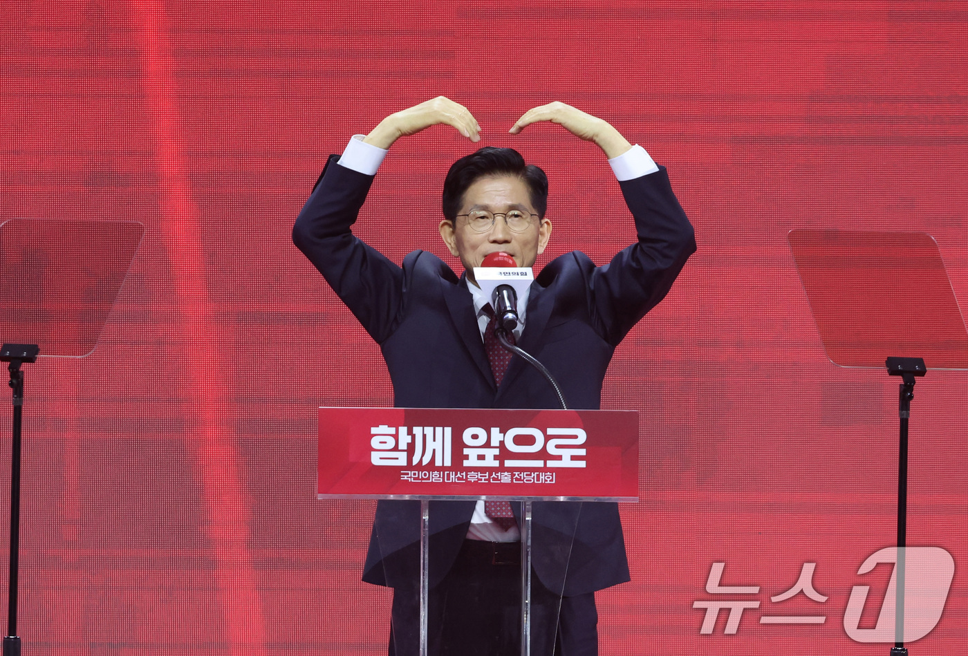 (고양=뉴스1) 이광호 기자 = 김문수 국민의힘 대통령 후보가 3일 경기 고양시 킨텍스에서 열린 5차 전당대회에서 최종 후보로 확정된 뒤 수락연설을 하고 있다. (공동취재) 202 …