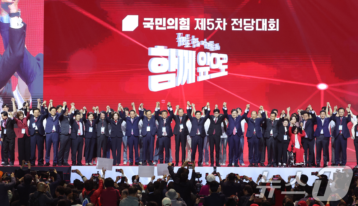 (고양=뉴스1) 이광호 기자 = 제21대 대통령선거 국민의힘 후보자로 선출된 김문수 후보가 3일 경기 고양시 킨텍스에서 열린 5차 전당대회에서 수락연설을 마친뒤 당지도부 및 주요 …