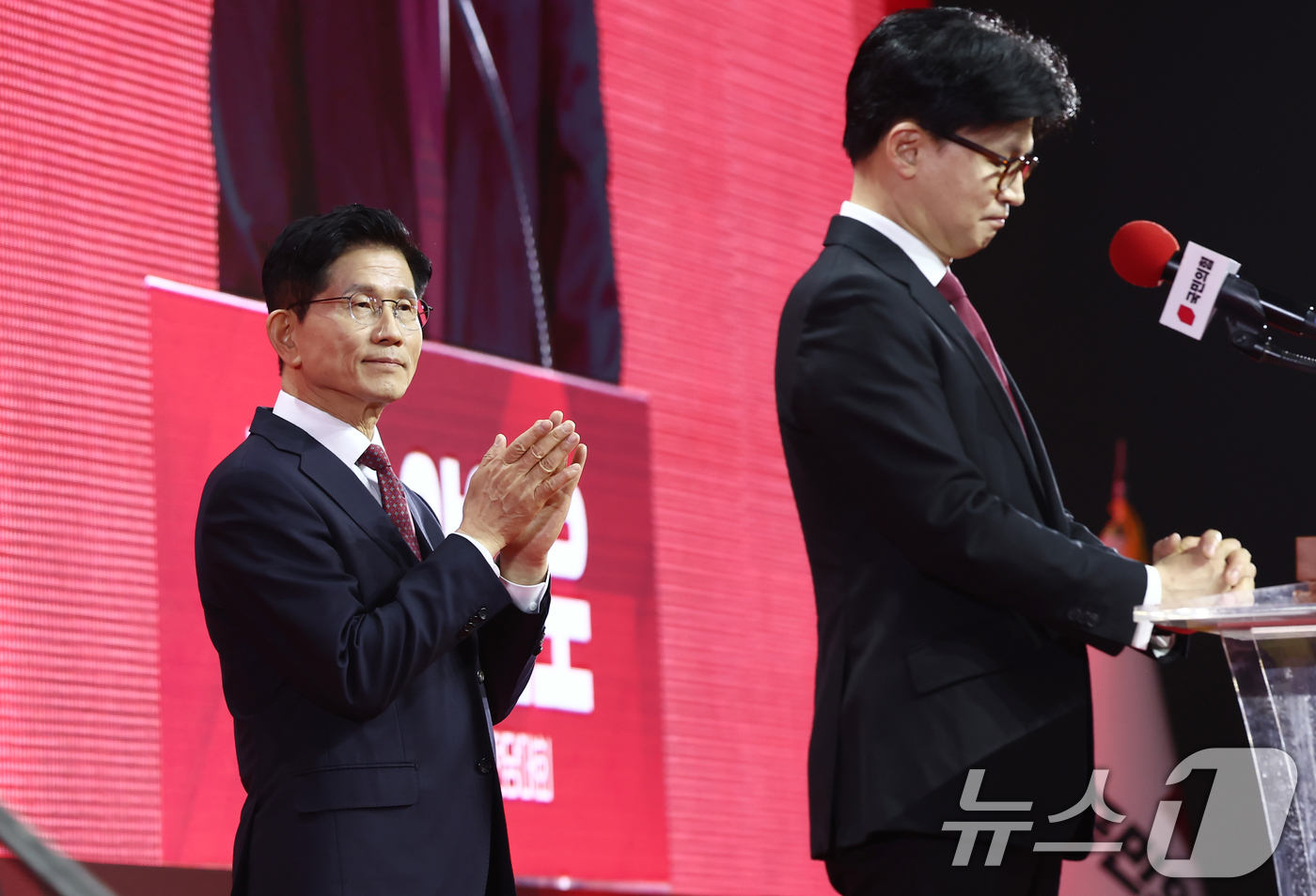 (고양=뉴스1) 김민지 기자 = 김문수 국민의힘 대통령 후보가 3일 경기 고양시 킨텍스에서 열린 5차 전당대회에서 한동훈 후보의 승복 연설을 듣고 있다. 2025.5.3/뉴스1