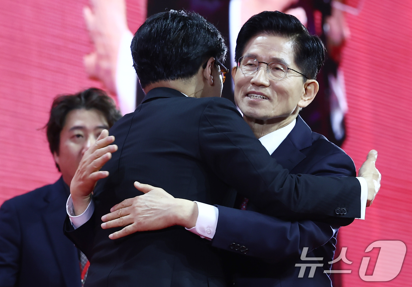 (고양=뉴스1) 김민지 기자 = 김문수 국민의힘 대통령 후보가 3일 경기 고양시 킨텍스에서 열린 5차 전당대회에서 최종 후보로 확정된 뒤 한동훈 후보와 포옹하고 있다. 2025.5 …