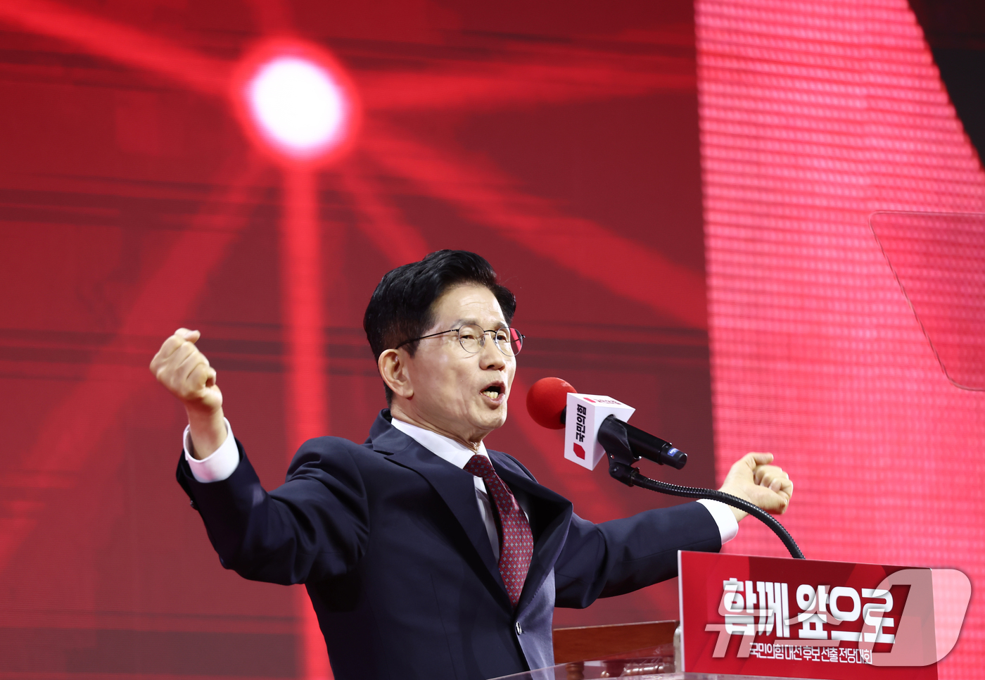 (고양=뉴스1) 김민지 기자 = 김문수 국민의힘 대통령 후보가 3일 경기 고양시 킨텍스에서 열린 5차 전당대회에서 최종 후보로 확정된 뒤 수락연설을 하고 있다. 2025.5.3/뉴 …