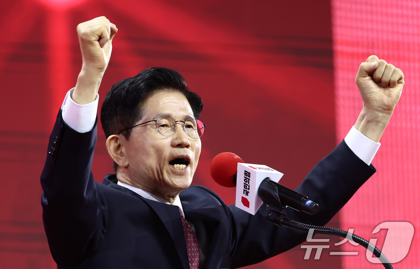 (고양=뉴스1) 김민지 기자 = 김문수 국민의힘 대통령 후보가 3일 경기 고양시 킨텍스에서 열린 5차 전당대회에서 최종 후보로 확정된 뒤 수락연설을 하고 있다. 2025.5.3/뉴 …