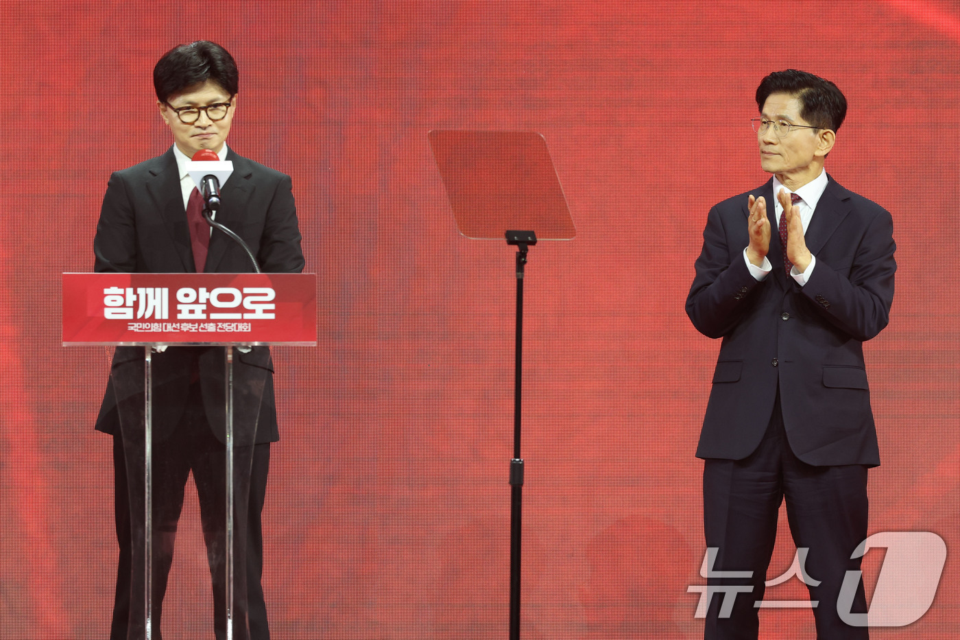 (고양=뉴스1) 이광호 기자 = 제21대 대통령선거 국민의힘 후보자로 선출된 김문수 후보가 3일 경기 고양시 킨텍스에서 열린 5차 전당대회에서 승복연설을 하는 한동훈 후보에게 박수 …