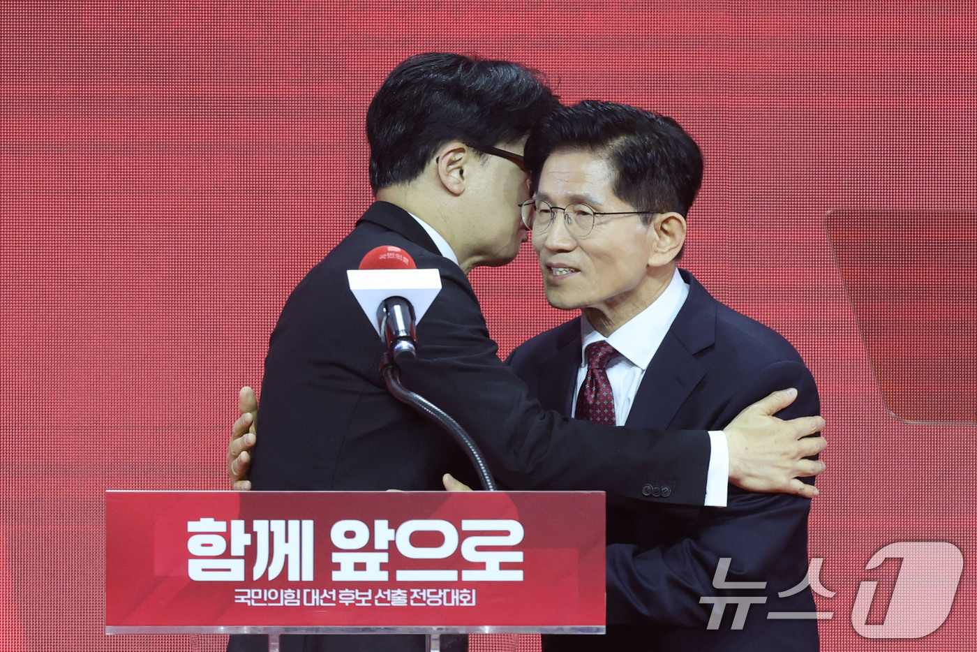 (고양=뉴스1) 이광호 기자 = 제21대 대통령선거 국민의힘 후보자로 선출된 김문수 후보가 3일 경기 고양시 킨텍스에서 열린 5차 전당대회에서 한동훈 경선 후보와 포옹하며 대화하고 …