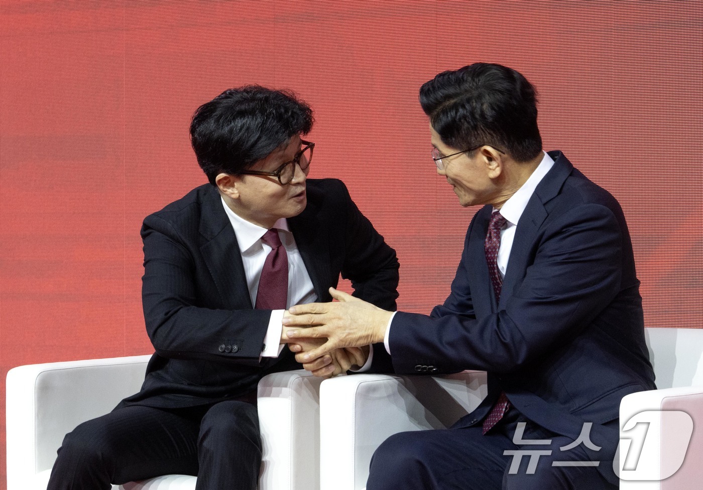 (고양=뉴스1) 김민지 기자 = 김문수 국민의힘 대통령 후보가 3일 경기 고양시 킨텍스에서 열린 5차 전당대회에서 최종 후보로 확정된 뒤 한동훈 대선 경선 후보와 악수하고 있다. …