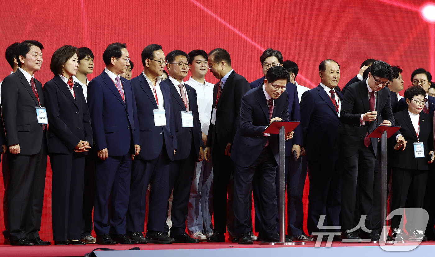 (고양=뉴스1) 김민지 기자 = 김문수 국민의힘 대통령 후보가 3일 경기 고양시 킨텍스에서 열린 5차 전당대회에서 최종 후보로 확정된 뒤 태블릿 PC에 화합 메시지를 적고 있다. …