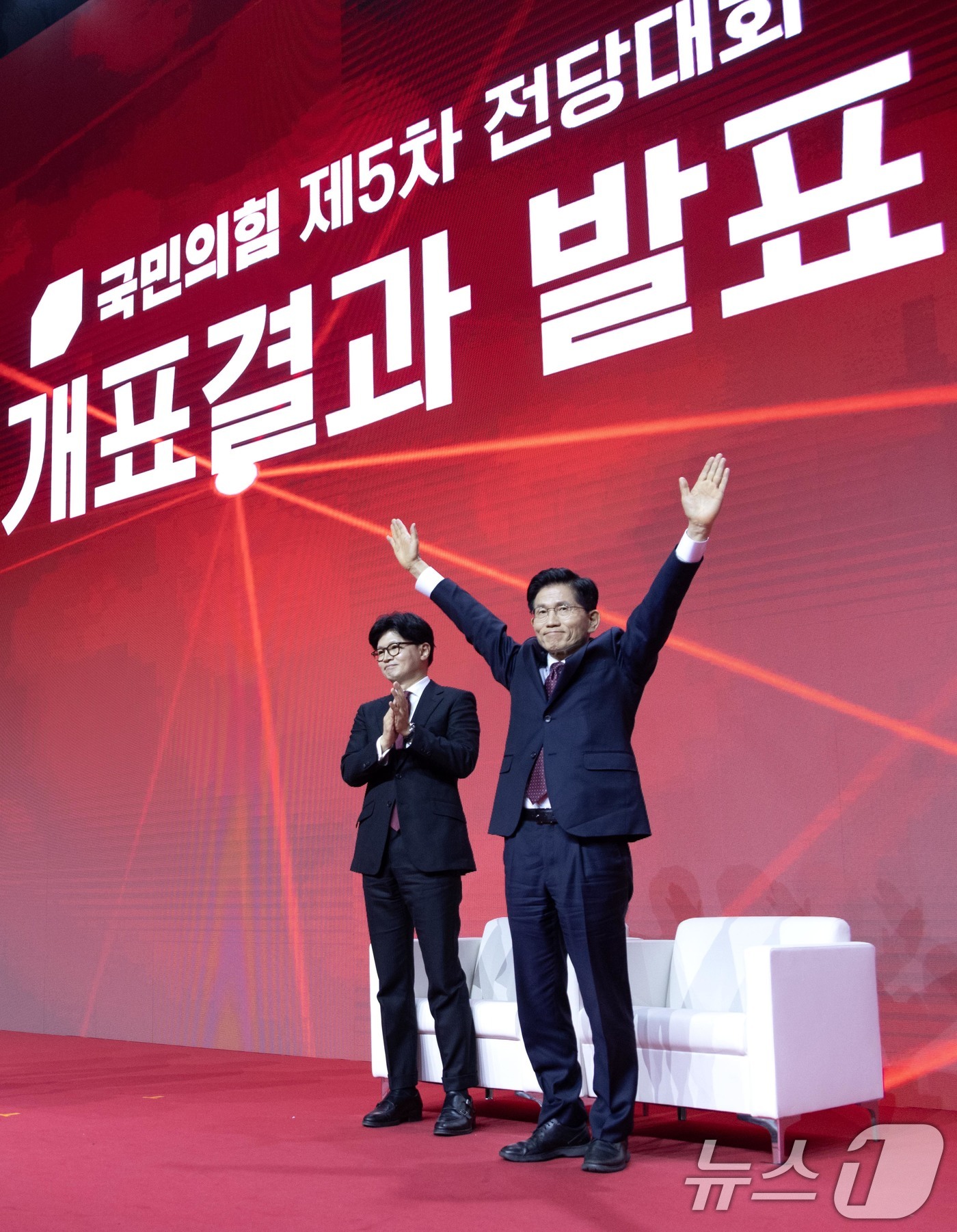 (고양=뉴스1) 김민지 기자 = 김문수 국민의힘 대통령 후보가 3일 경기 고양시 킨텍스에서 열린 5차 전당대회에서 최종 후보로 확정된 뒤 환호하고 있다. 왼쪽은 손뼉치는 한동훈 대 …