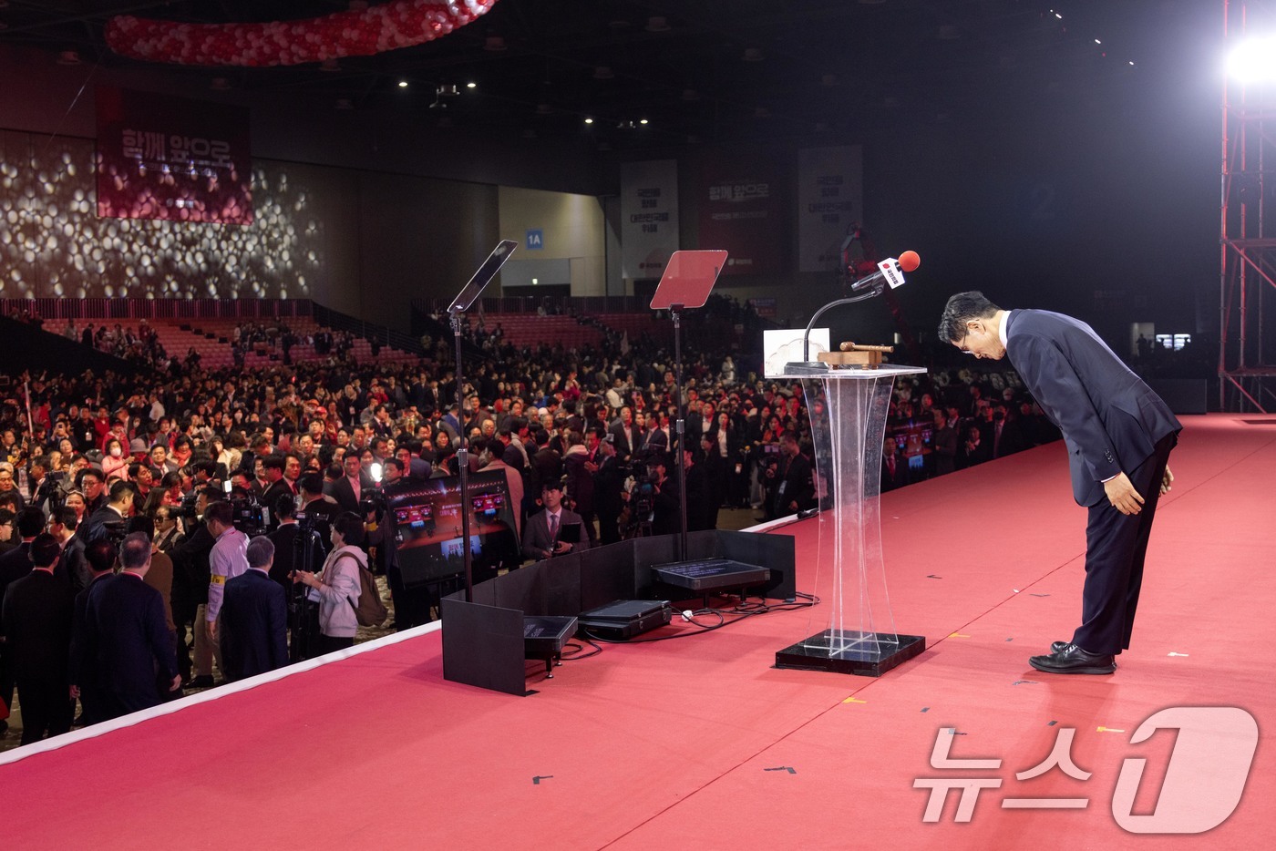 (고양=뉴스1) 김민지 기자 = 김문수 국민의힘 대통령 후보가 3일 경기 고양시 킨텍스에서 열린 5차 전당대회에서 최종 후보로 확정된 뒤 당원들 및 당 지도부에게 고개 숙여 인사하 …