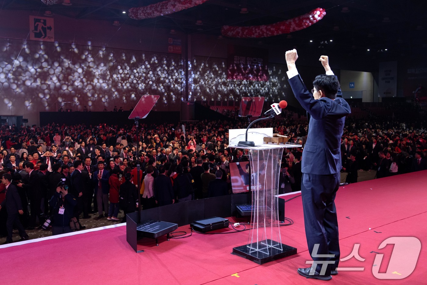 (고양=뉴스1) 김민지 기자 = 김문수 국민의힘 대통령 후보가 3일 경기 고양시 킨텍스에서 열린 5차 전당대회에서 최종 후보로 확정된 뒤 두 손을 들어 환호하고 있다. (공동취재) …