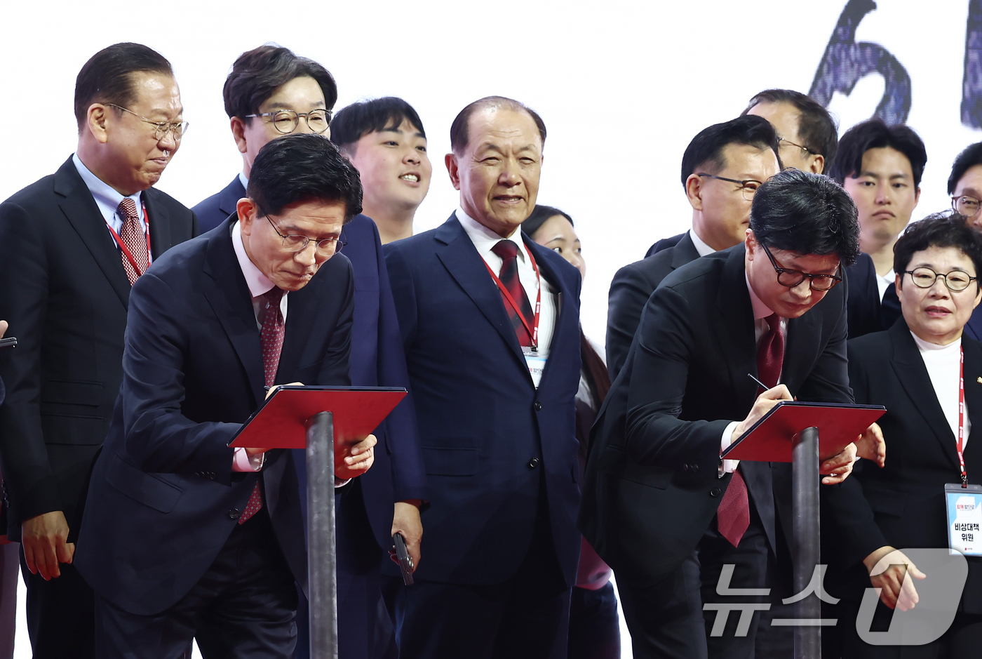 (고양=뉴스1) 김민지 기자 = 김문수 국민의힘 대통령 후보가 3일 경기 고양시 킨텍스에서 열린 5차 전당대회에서 최종 후보로 확정된 뒤 한동훈 후보와 태블릿 PC에 화합 메시지를 …