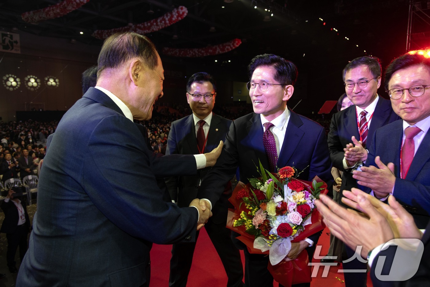 (고양=뉴스1) 김민지 기자 = 김문수 국민의힘 대통령 후보가 3일 경기 고양시 킨텍스에서 열린 5차 전당대회에서 최종 후보로 확정된 뒤 황우여 선관위원장과 악수하고 있다. (공동 …