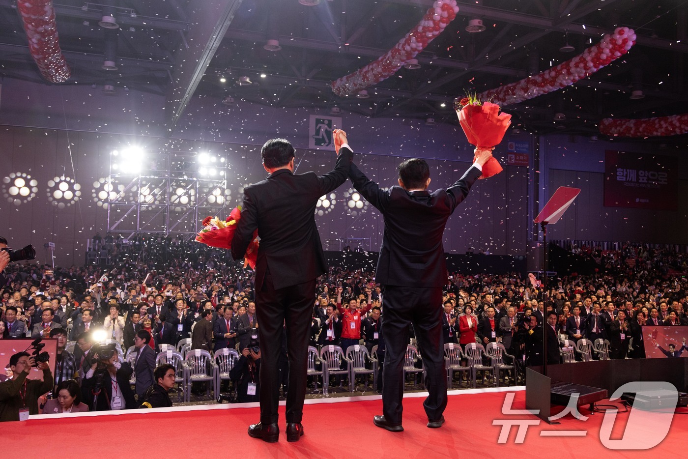 (고양=뉴스1) 김민지 기자 = 김문수 국민의힘 대통령 후보가 3일 경기 고양시 킨텍스에서 열린 5차 전당대회에서 최종 후보로 확정된 뒤 두 손을 들어 환호하고 있다. (공동취재) …